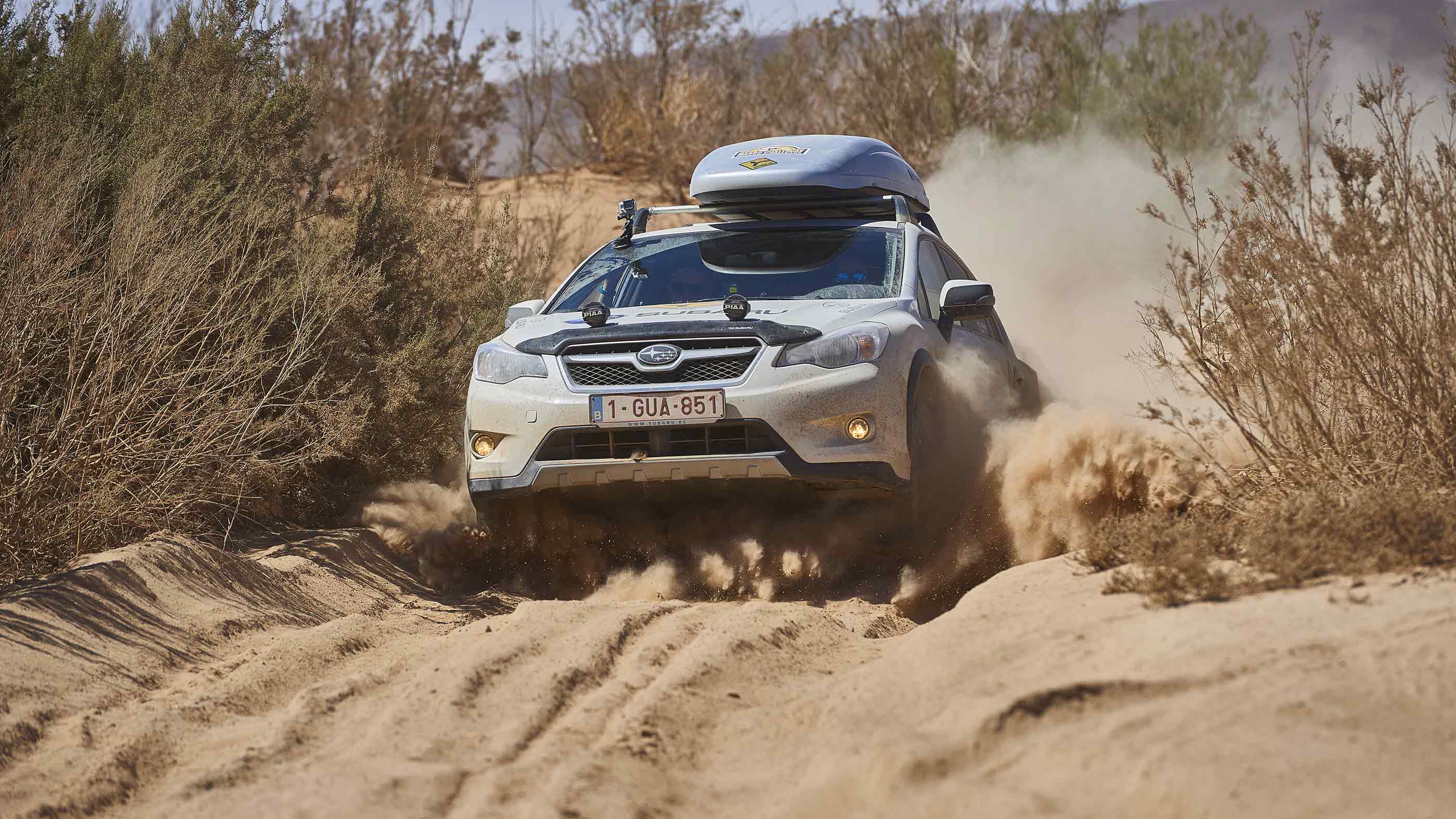 Une Renault 4 dans un col de sable au Maroc